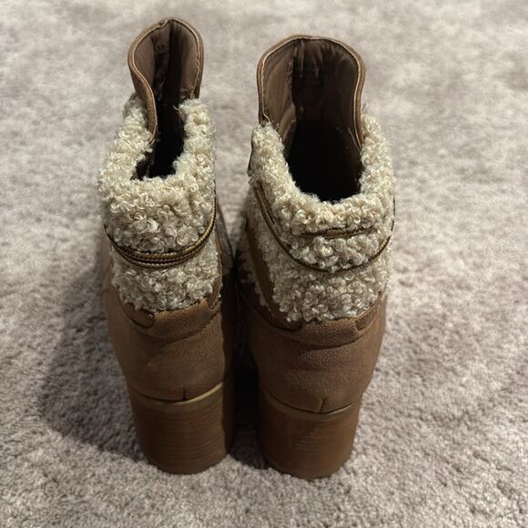 Very G boots with heels! Zipper sides and fur! Too cute ! Size 10
NWOT - Picture 2 of 6